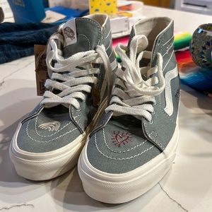 NWT Vans embroidered Sk8 shoe